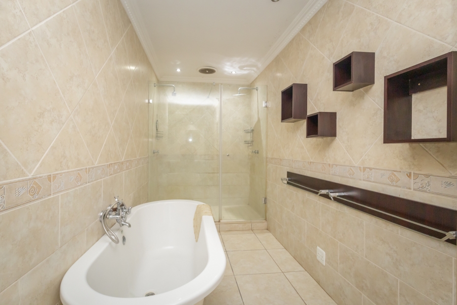 To Let 6 Bedroom Property for Rent in The Coves North West